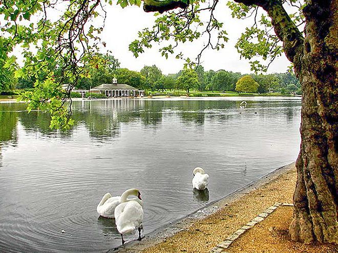 Vyhledávané místo pro relax v Hyde parku - jezero Serpentine