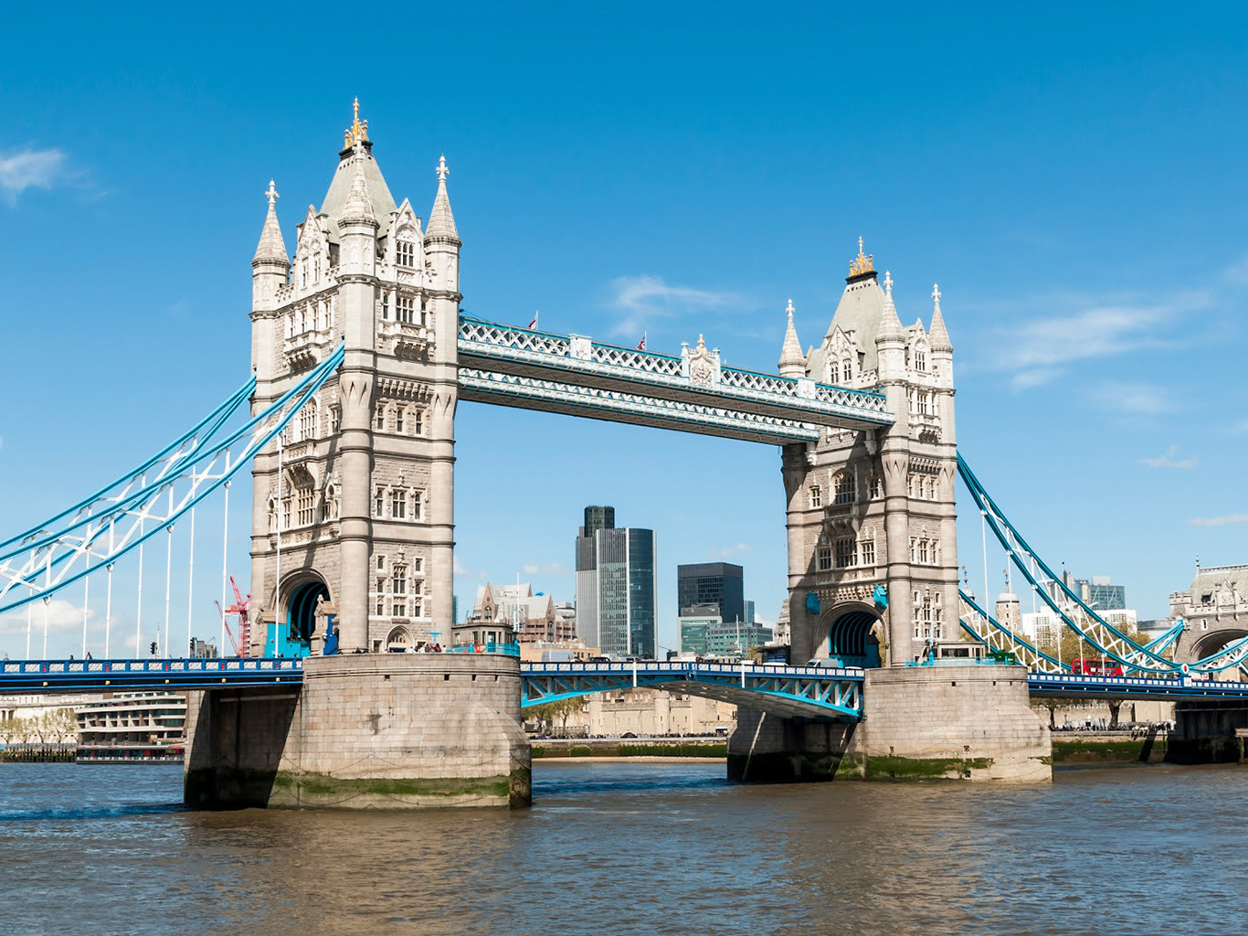 Nedaleko Toweru se nachází proslulý zvedací most Tower Bridge
