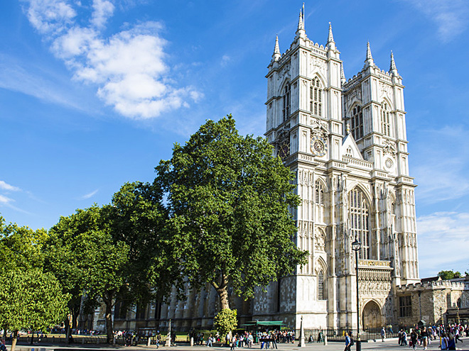 Čelní pohled na katedrálu Westminster Abbey