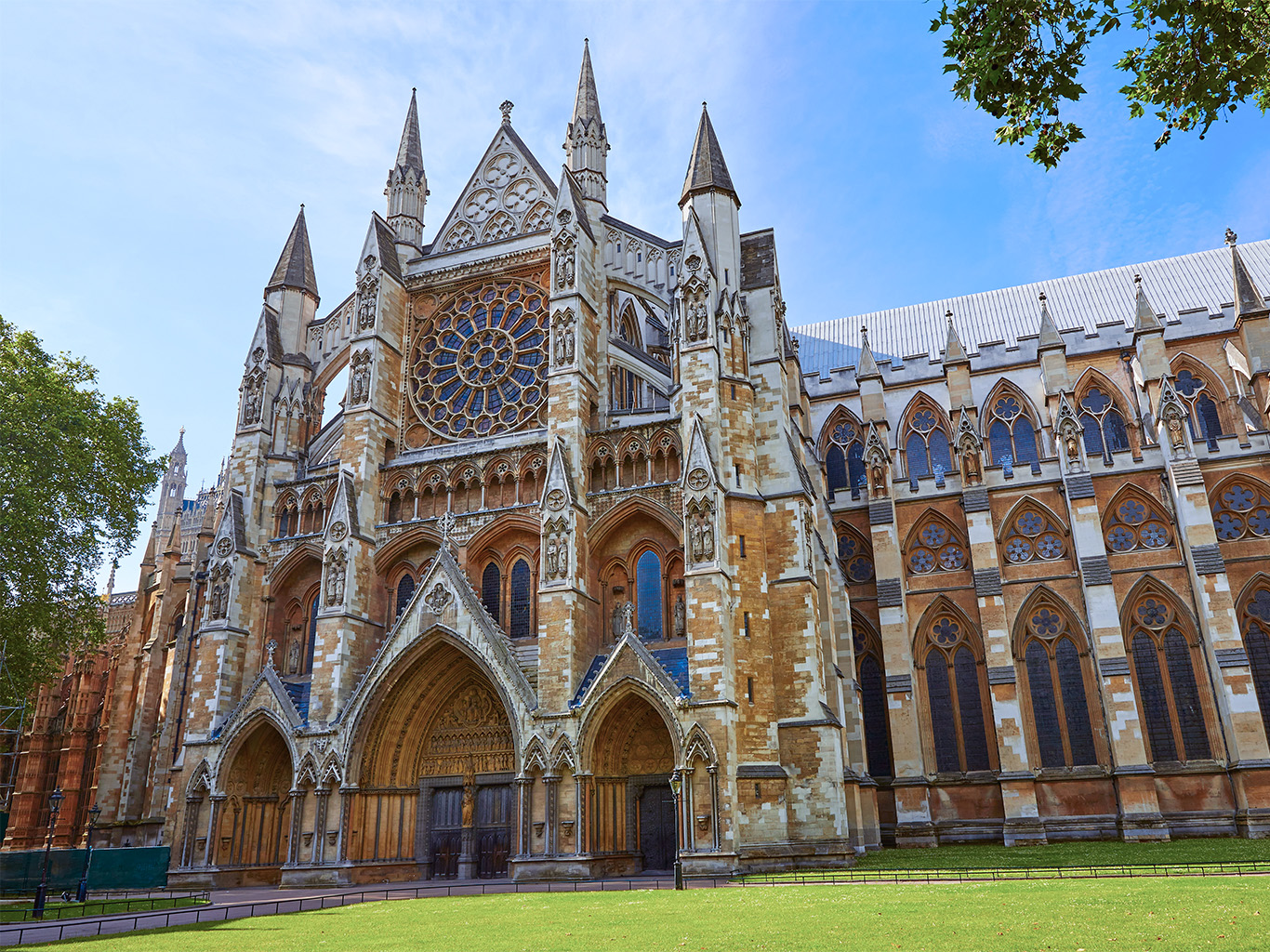 Vstupní portál slavné katedrály Westminster Abbey