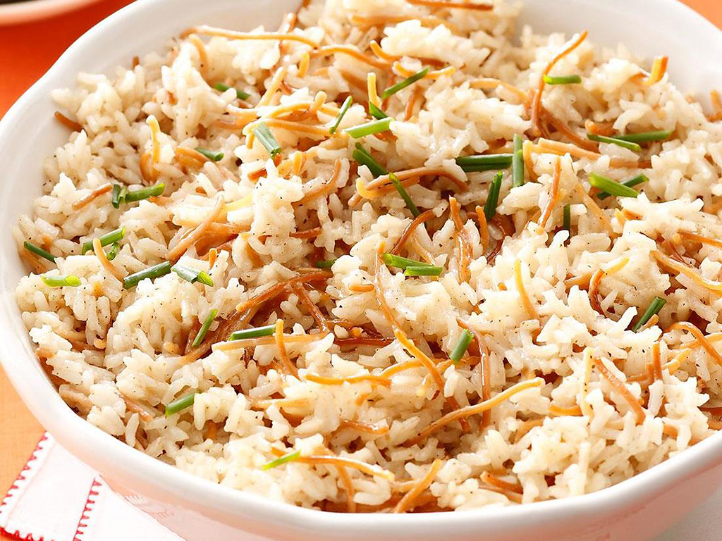 Základem pilafu je rýže či bulgur vařený ve vývaru ochuceném kořením