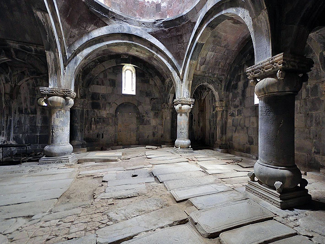 Interiér kláštera Sanahin v Arménii