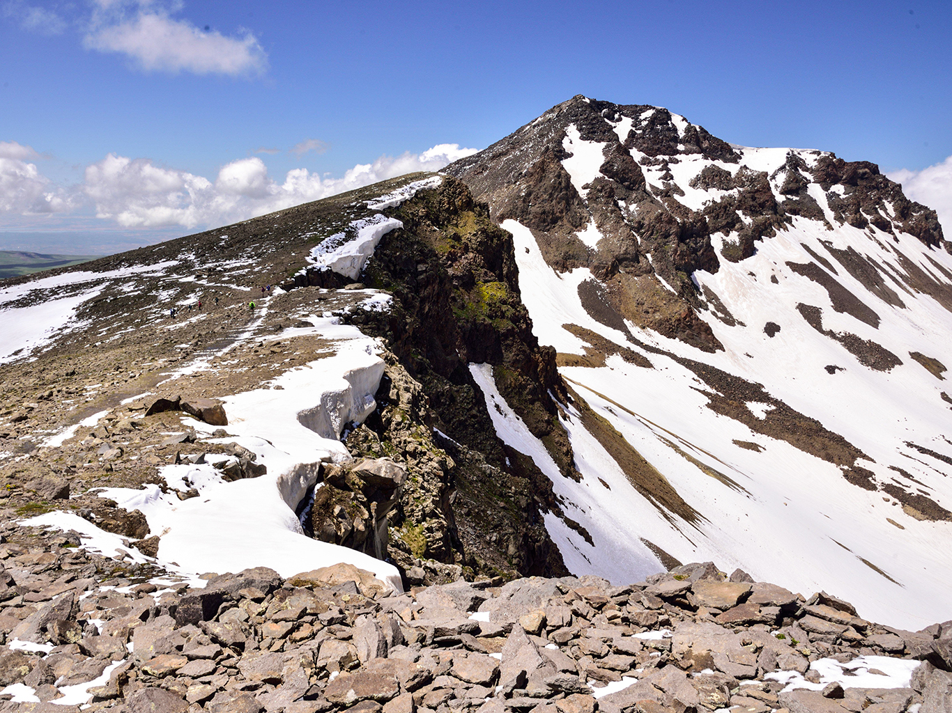 Zbytky sněhu na vrcholcích hory Aragac lze potkat i v létě
