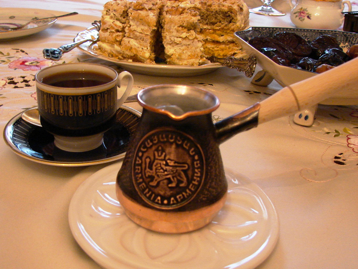 Tradiční černá káva se v Arménii připravuje v džezvě