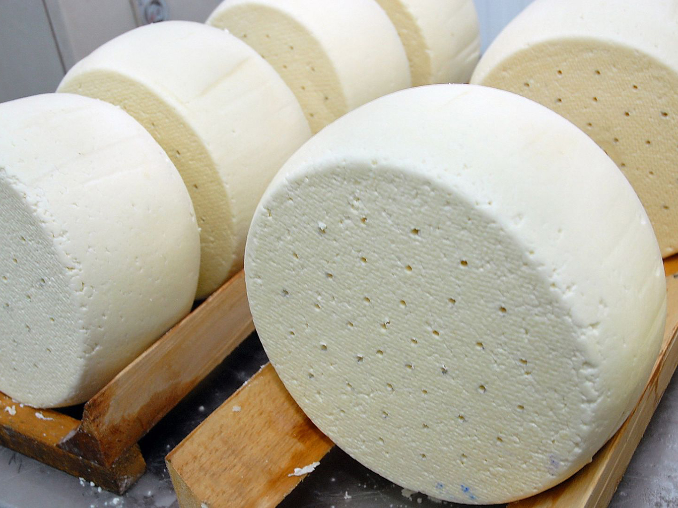 Sýr lori se naloží do slaného nálevu a je celkem dvakrát zahříván