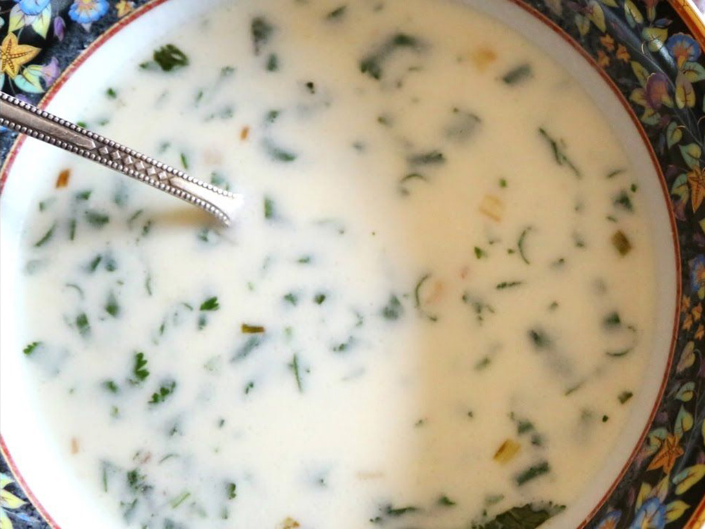 Spas je polévka z macunu (arménský jogurt) s celozrnnou pšenicí
