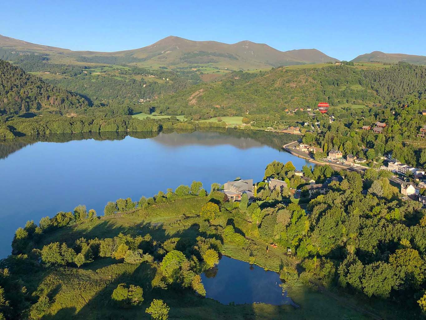 Sopečné jezero Lac Chambon je mělké, ale zato rozlehlé