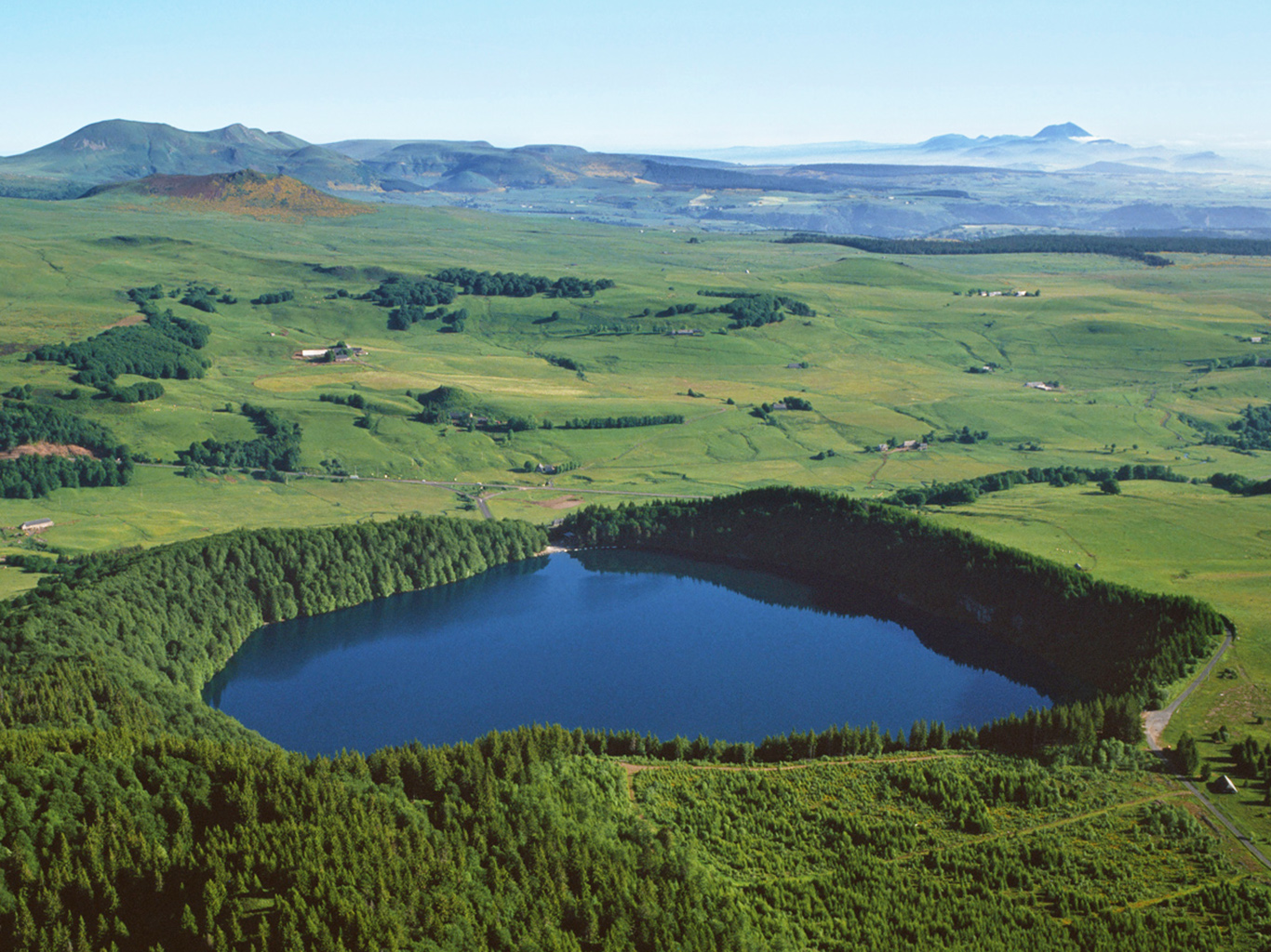 Klidná hladina vulkanického jezera Lac Pavin