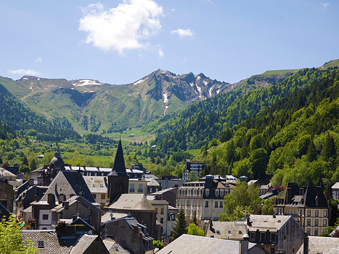 Malebné městečko Le Mont-Dore leží v údolí řeky Dordogne