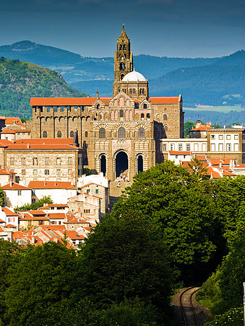Gotická katedrála Notre-Dame-de-France v Le Puy-en-Velay