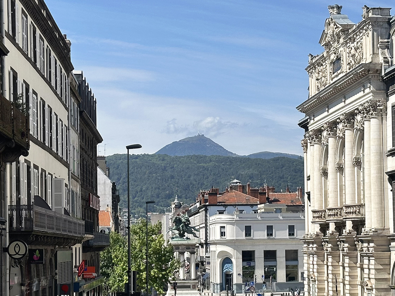 Nad městem Clermont-Ferrand se tyčí vyhaslá sopka Puy-de-Dôme