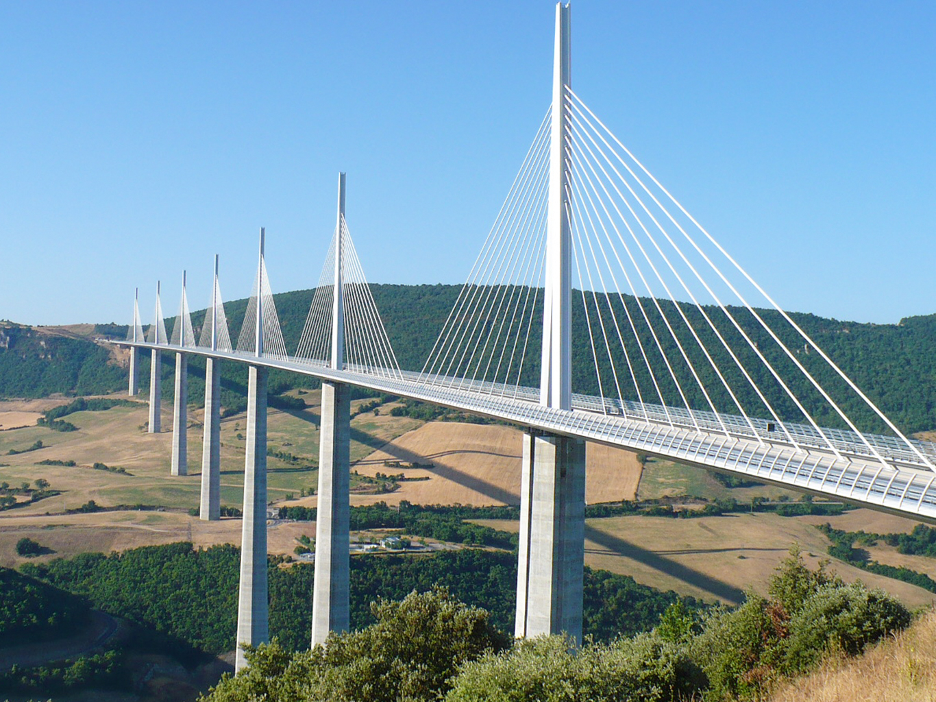 Dálniční viadukt u města Millau je dílem proslulých architektů