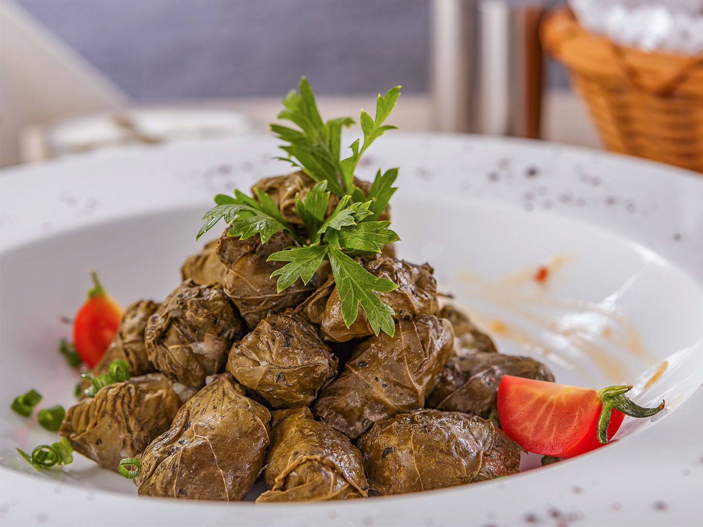 Vinné či zelné listy plněné kořeněnou směsí masa a rýže se nazývají dolma