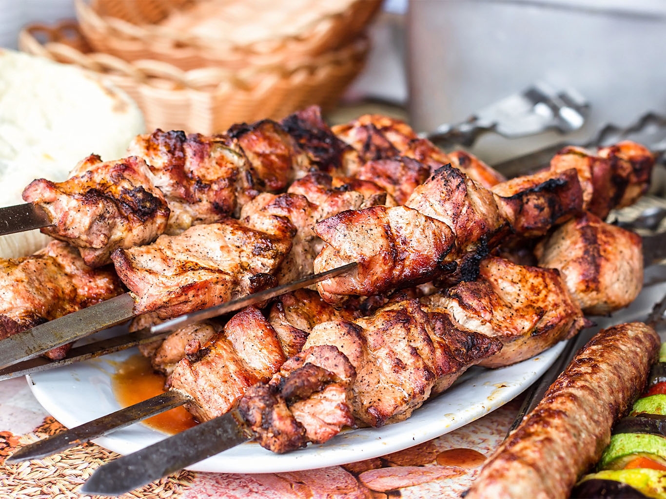 Masový špíz tike kabab je obdobou šašliku či souvlaki