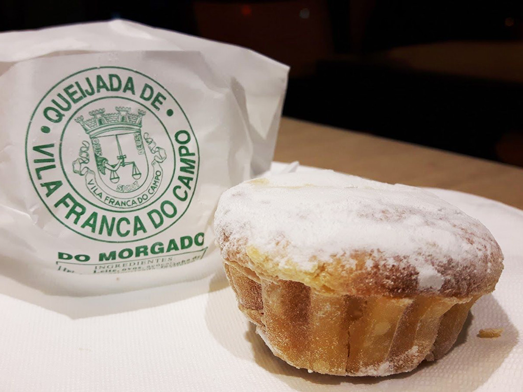Koláčky queijadas se tradičně vyrábí ve Vila Franca do Campo
