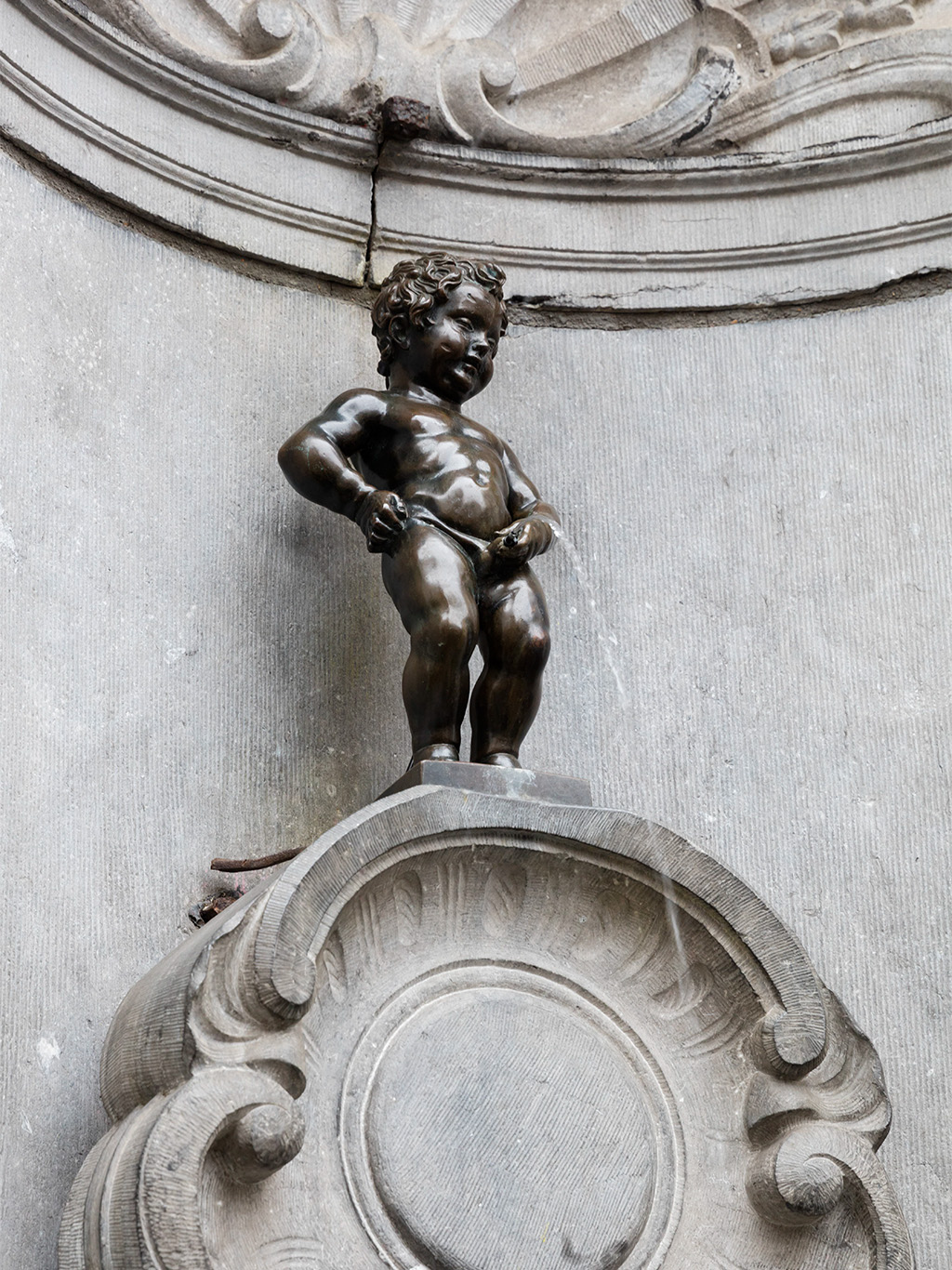 Manneken Pis - malá bronzová socha čurajícího chlapečka, symbol Bruselu