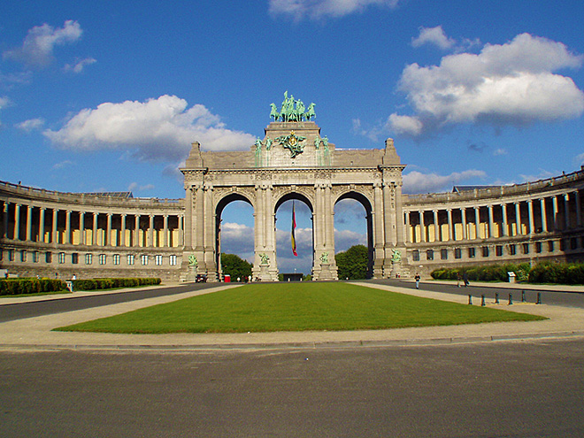 Monumentální vítězný oblouk je vstupem do Parku Cinquantenaire