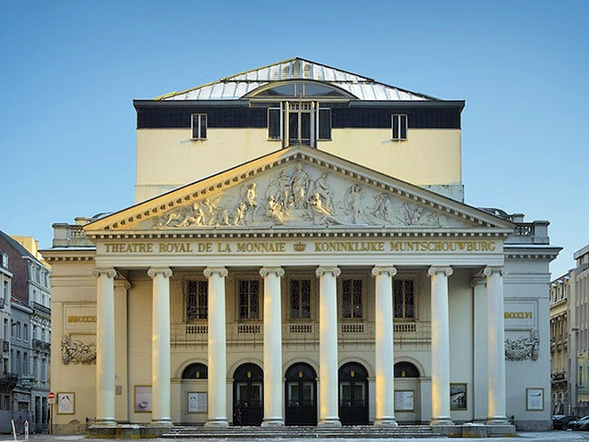 Neoklasická budova bruselské opery - Théâtre de la Monnaie