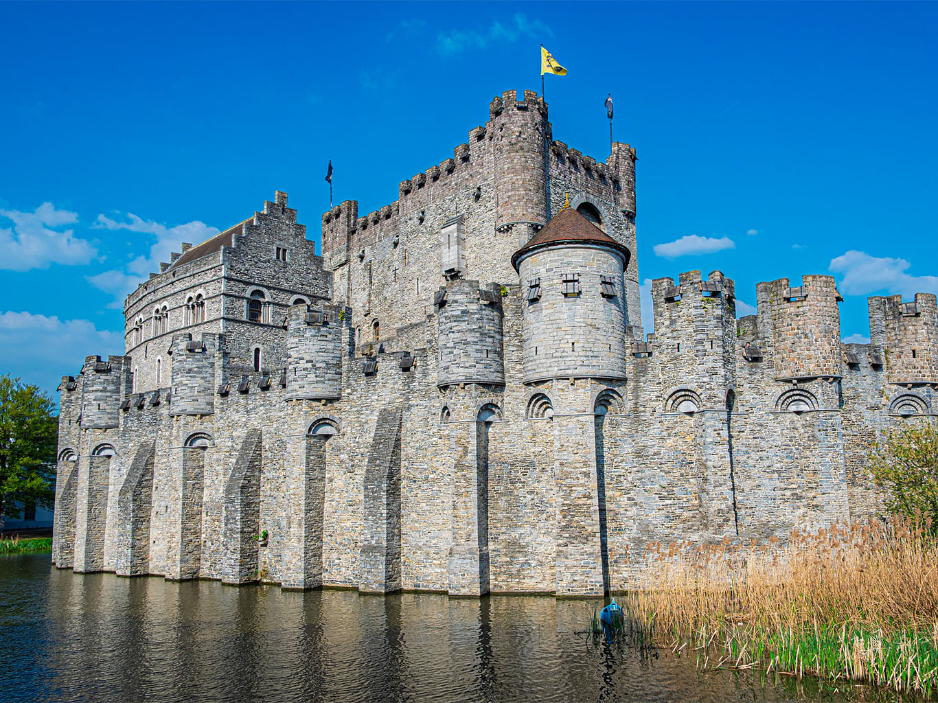 Mohutný hrad Gravensteen vévodí Gentu