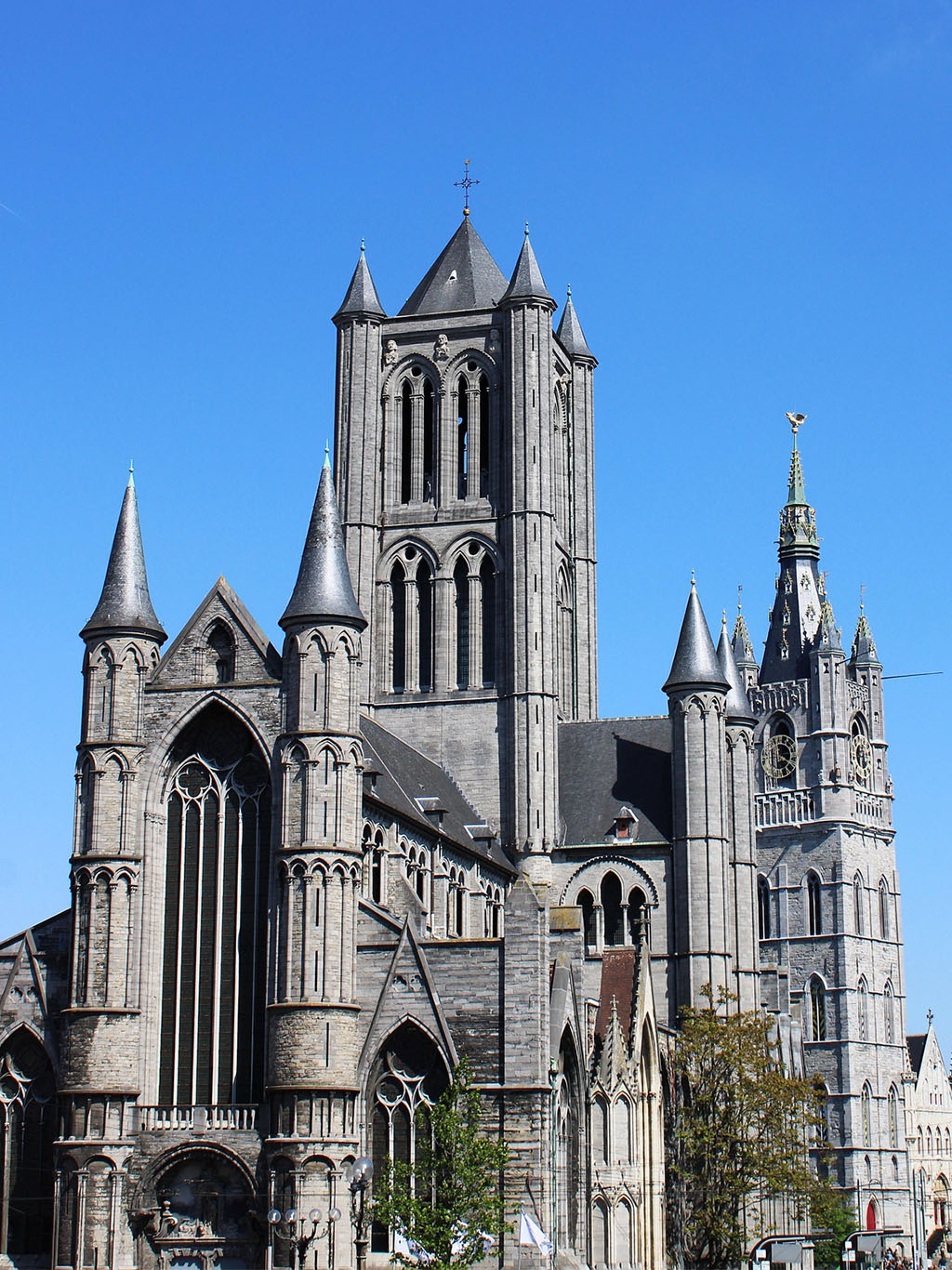 Kostel St-Niklaaskerk v Gentu byl postaven ve stylu šeldské gotiky