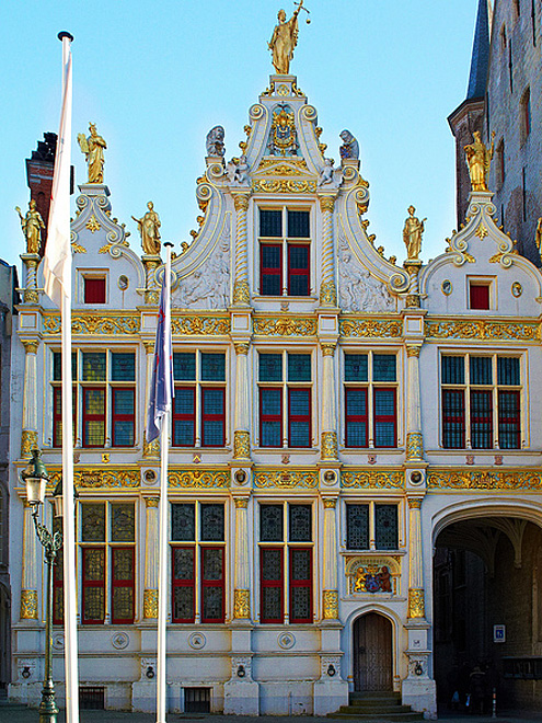 Ozdobou náměstí Burg je soudní palác (Oude Griffie) s renesančním průčelím