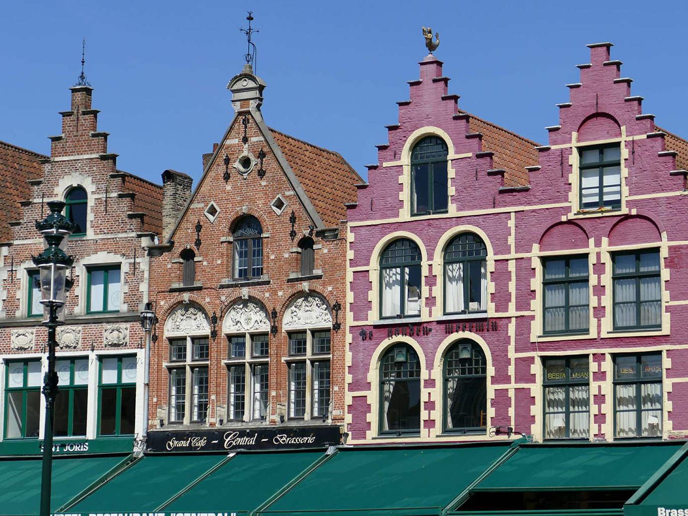 Na náměstí Grote Markt návštěvníka zaujmou středověké štítové domy