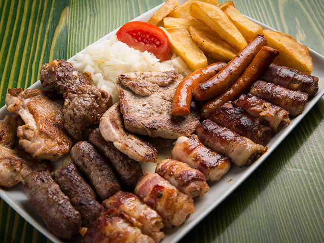 Mešano maso je velká porce různých druhů grilovaného masa