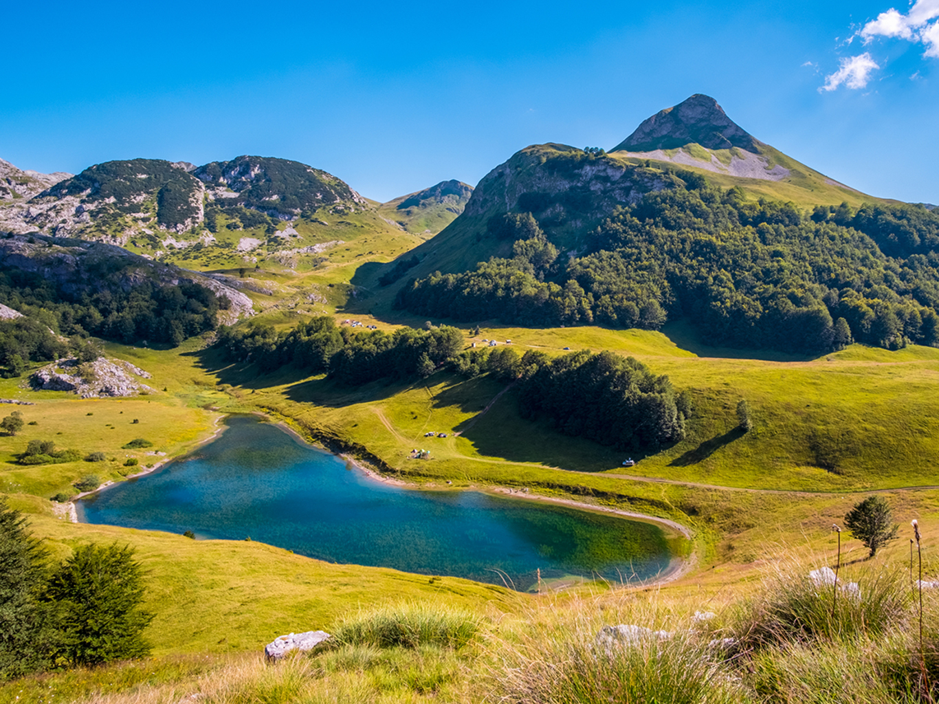 Jedno z mnoha ledovcových jezer v NP Sutjeska