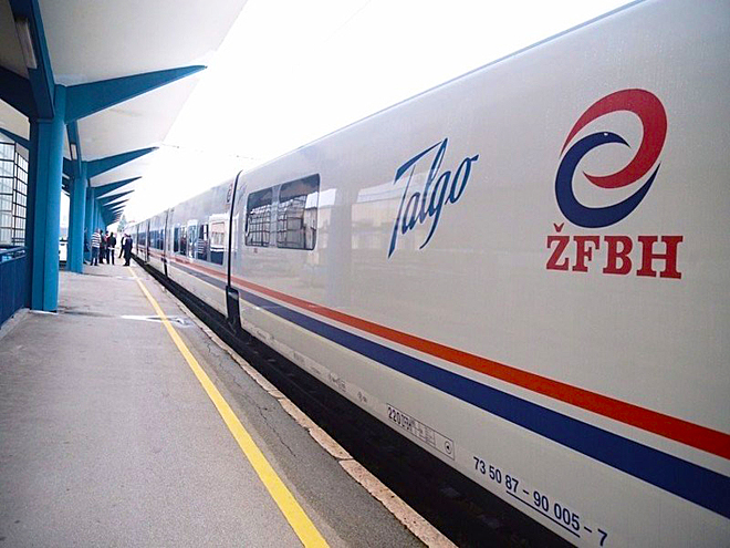 Moderní vlaková souprava železniční společnosti ŽFBH