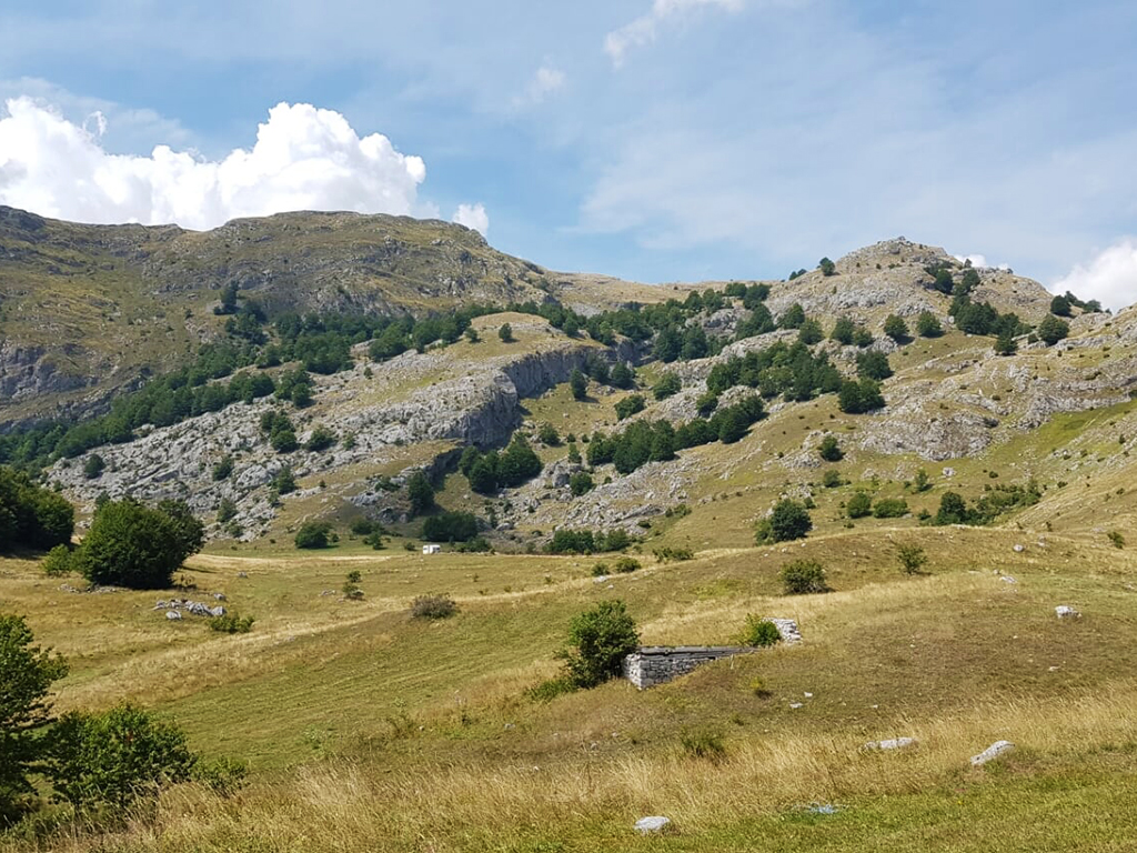 Louky a vápencové skály v pohoří Bjelašnica