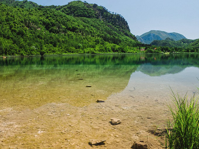 Přírodní horské jezero Boračko leží v podhůří masivu Prenj
