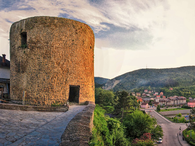 Středověká Medvědí věž s tloušťkou zdí až 6 metrů