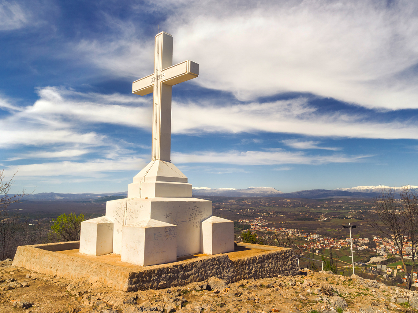 Poutní kopec Križevac nad Međugorje zdobí velký bílý kříž
