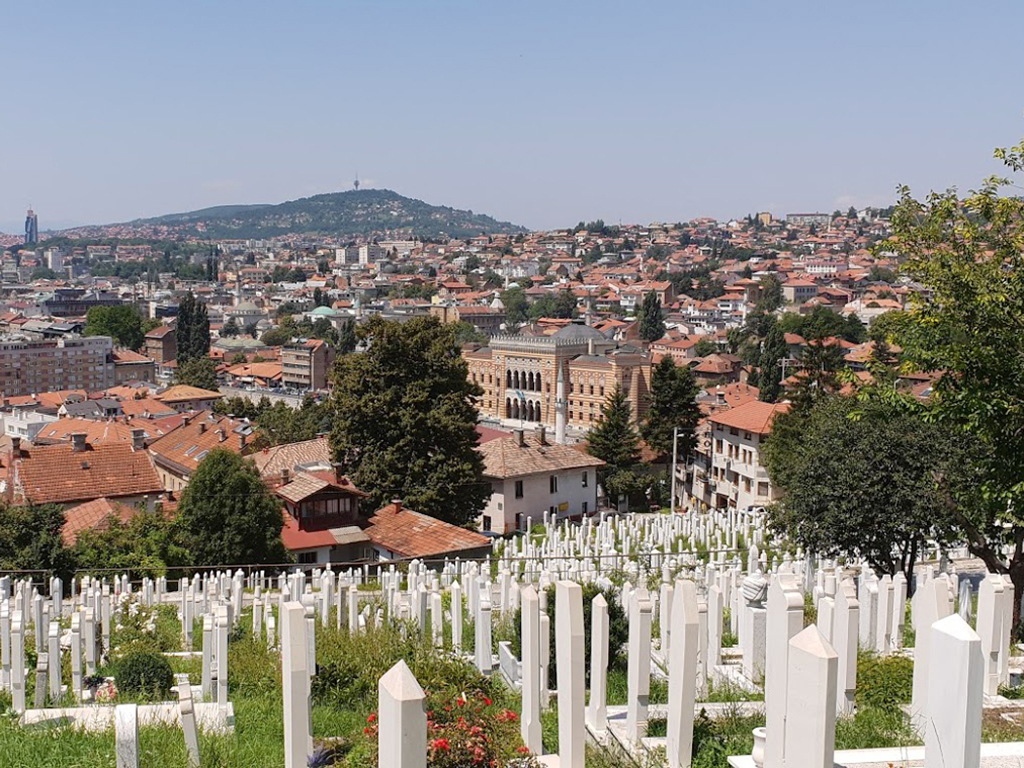 Muslimský hřbitov Alifakovac ve městě Sarajevo