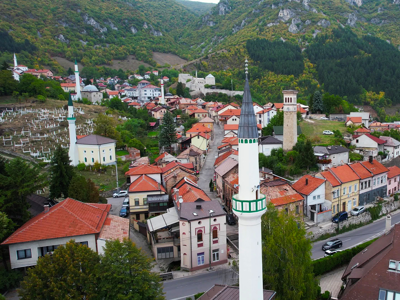 Na svazích Travniku ční mnoho minaretů