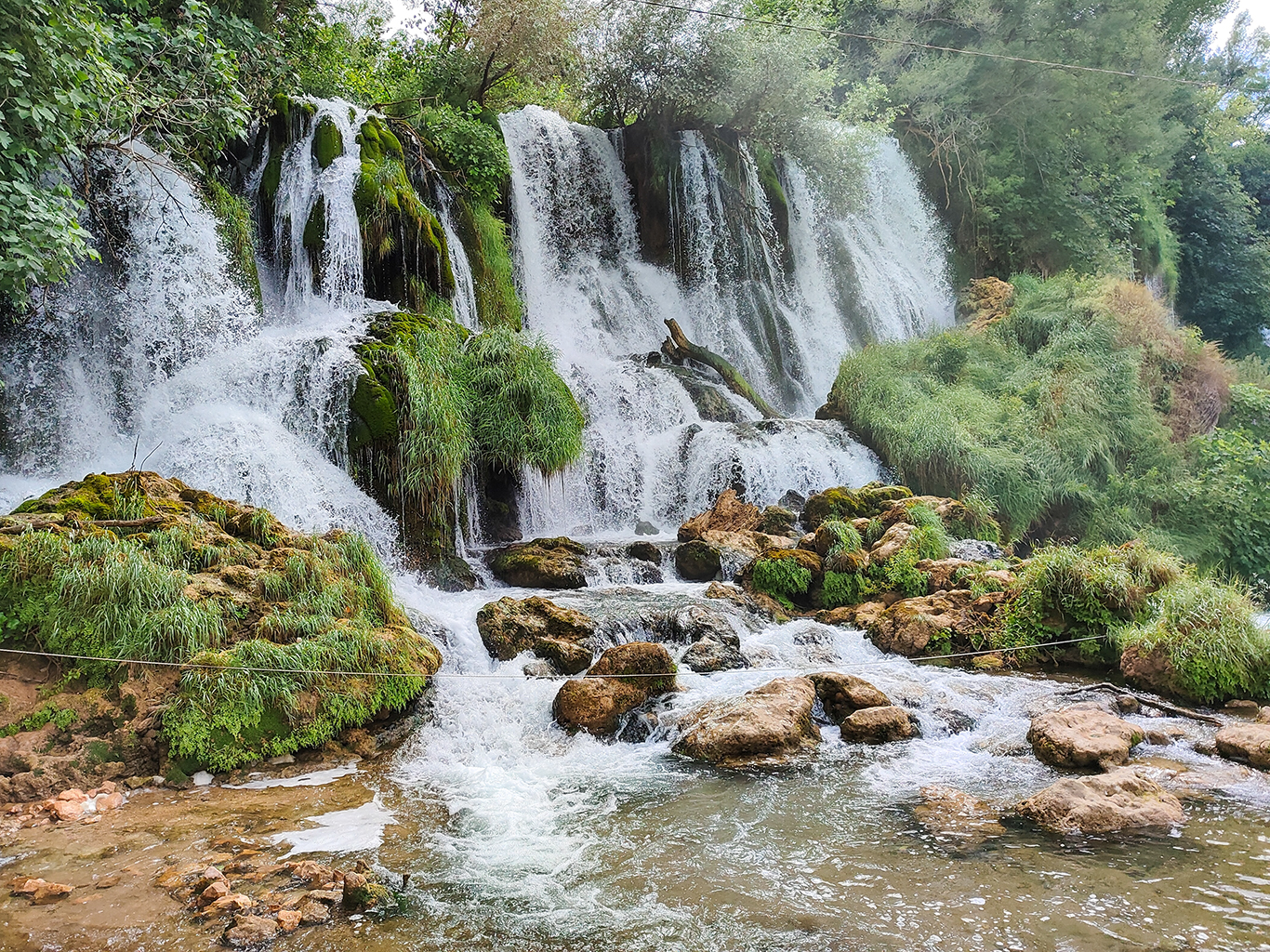 Vodopády Kravica dosahují výšky až 27 m