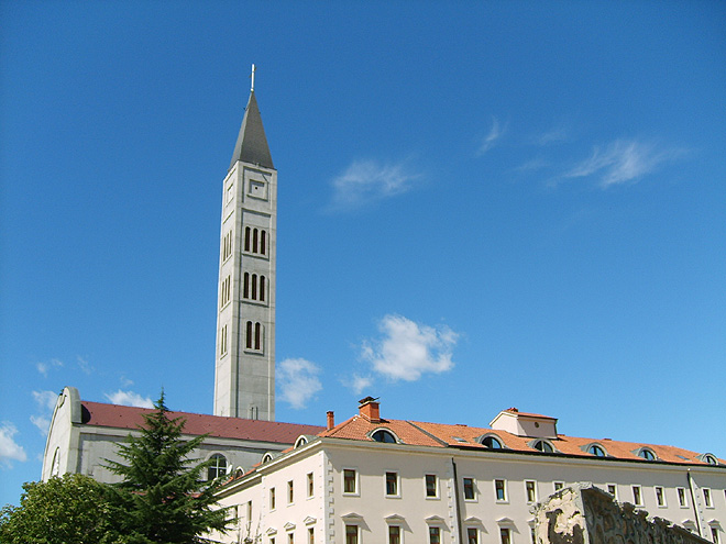 Věž katolického kostela svatého Petra a Pavla v Mostaru