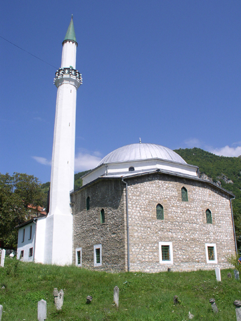 Jedna z mnoha mešit na svazích Travniku