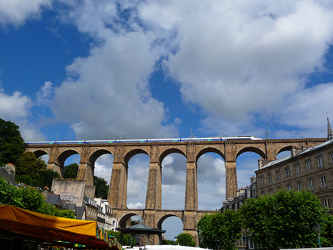 Vlak projíždí přes viadukt v Morlaix