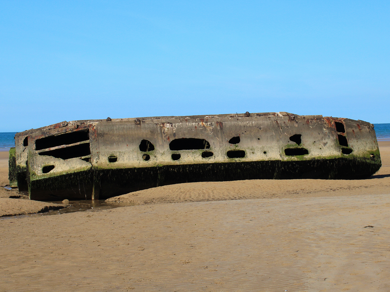 Zbytky pontonových mostů v Arromanches