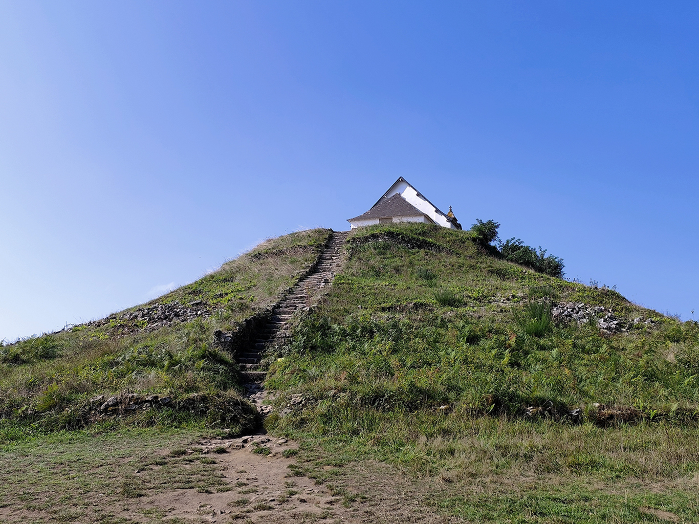 Mezi megalitické památky patří i tumulus St-Michel