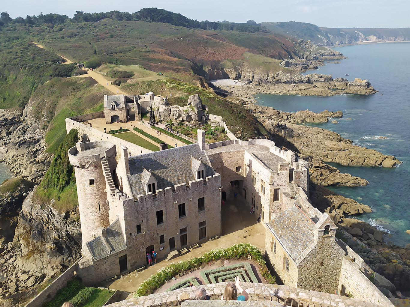 Nádvoří středověké pevnosti Fort la Latte