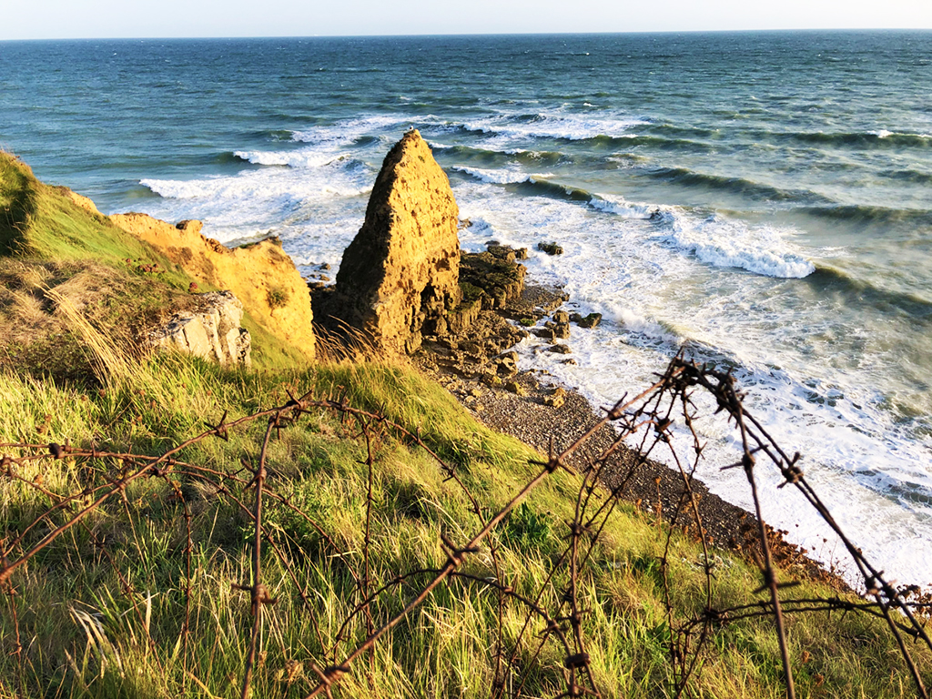 Skalnatý výběžek na Pointe du Hoc 