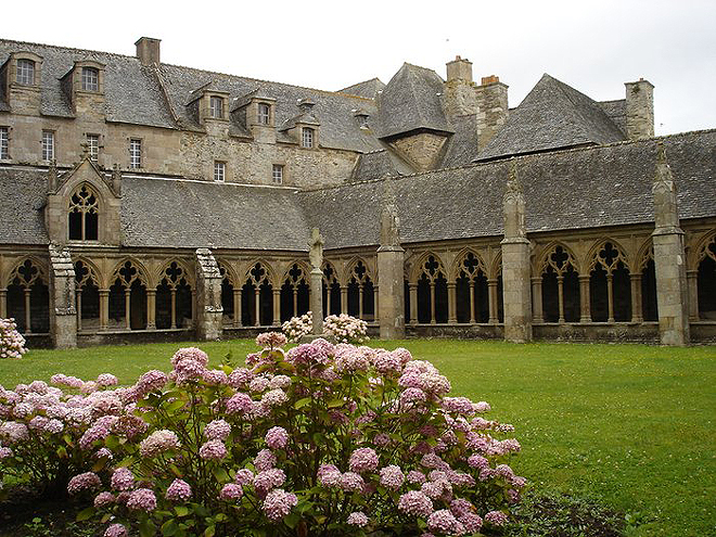 Ambit s květinovou zahradou je součástí kláštera v městě Tréguier