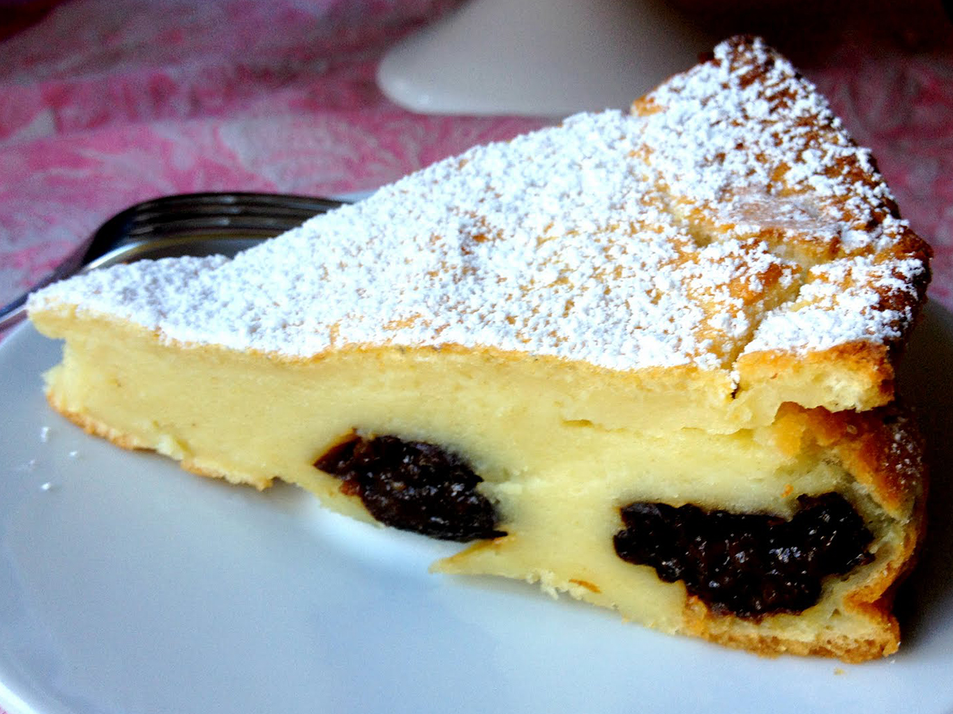 Do pudinkového koláče far breton se přidávají sušené švestky a vanilka