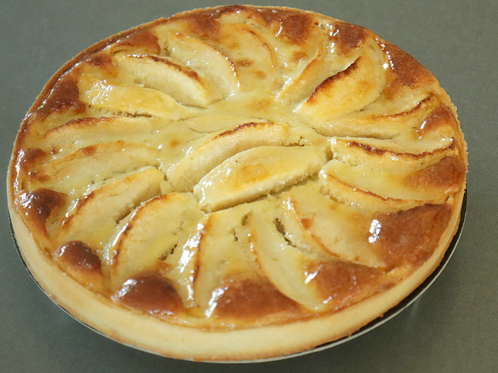 Jablečný koláč tarte normande tvoří linecké těsto, mandle a vaječný pudink