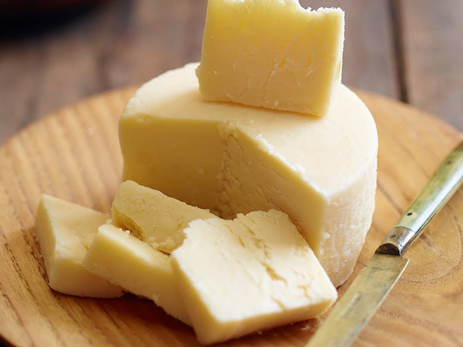Tvrdý sýr kaškaval se vyrábí z ovčího i kravského mléka