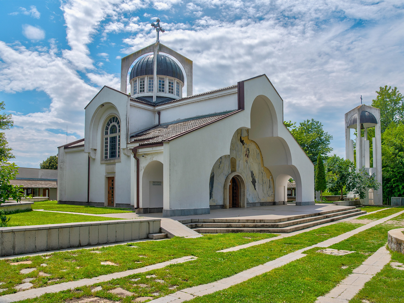 V kráteru vyhaslé sopky v Rupite stojí kostel Sveta Petka