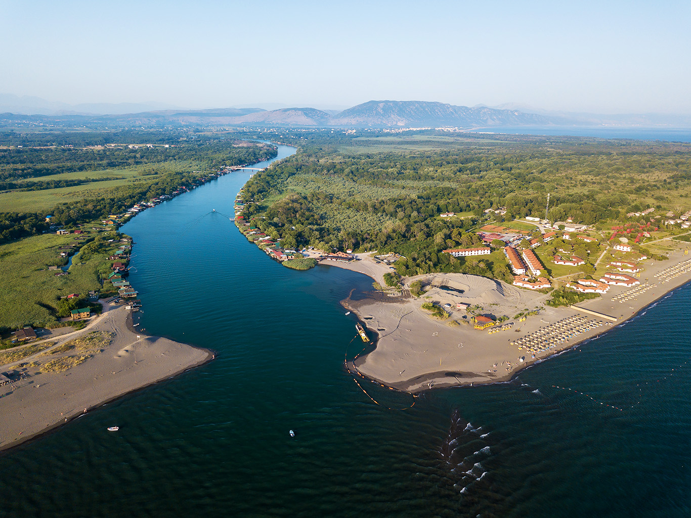 Ostrov Ada Bojana omývá sladká i slaná voda