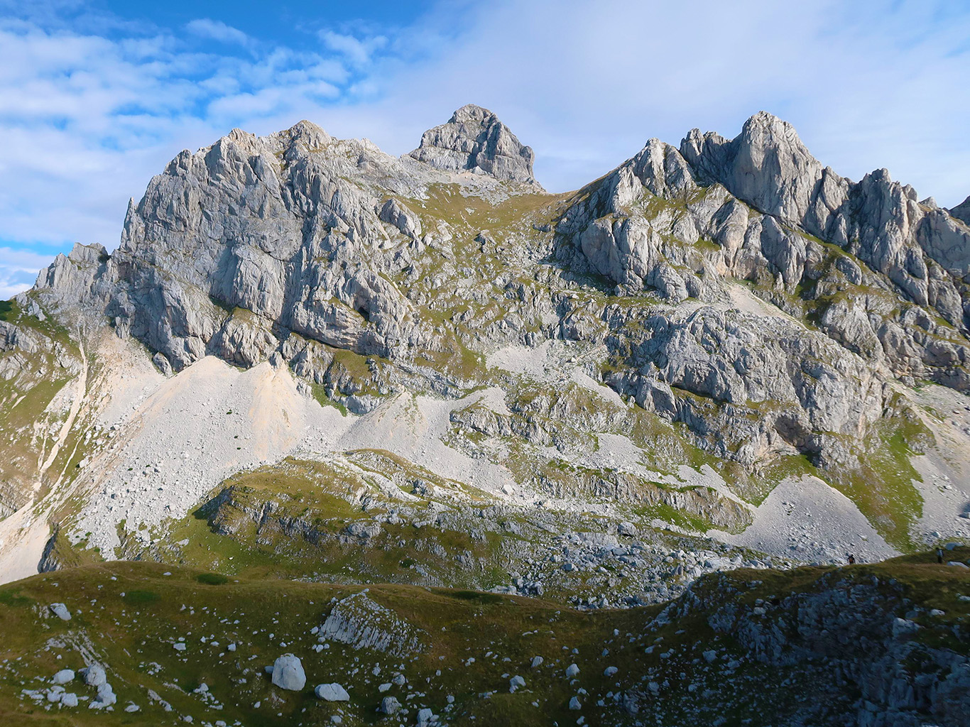 Hornatá krajina národního parku Durmitor obklopující vrchol Bobotov Kuk